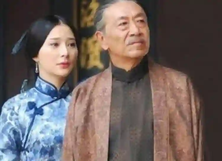 恩爱了11年，79岁的王奎荣开始衰老萎缩，42岁的饶芯语正绚烂如花