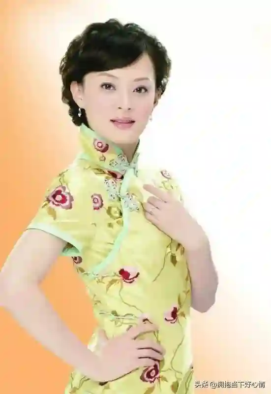 孙俪小区遛狗，素颜现身太自然，邻家感十足圈粉无数