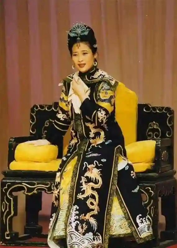 演员许娣：长相端庄秀丽，与丈夫恩爱43载，儿子儿媳都是圈内人