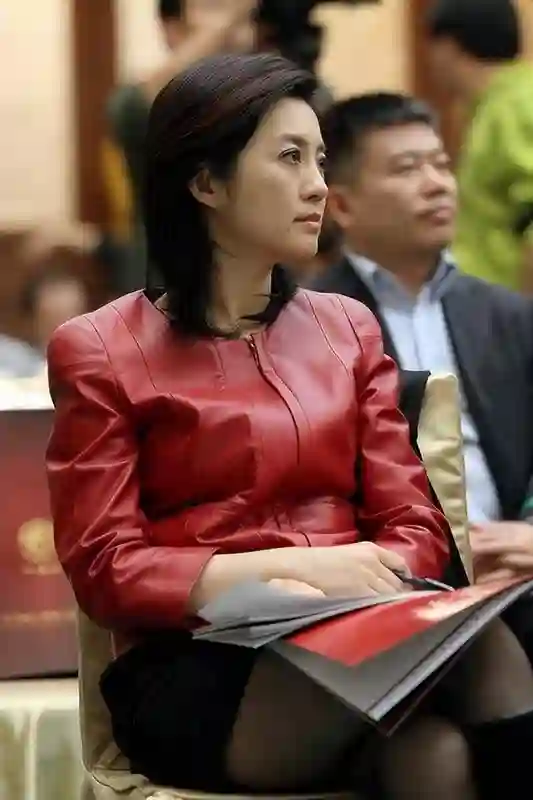 从倪萍接班人到被央视除名，用孩子“逼走”原配，20年了她幸福吗