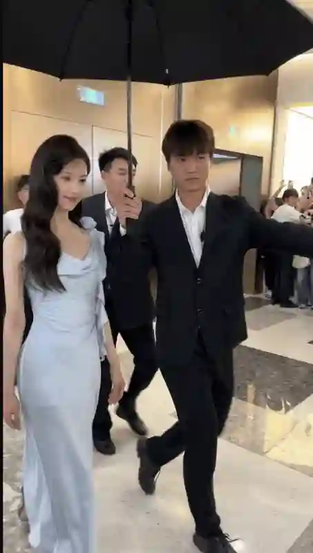 31岁陈都灵露面：穿蓝色长裙美得清新脱俗，苏有朋眼光太毒！