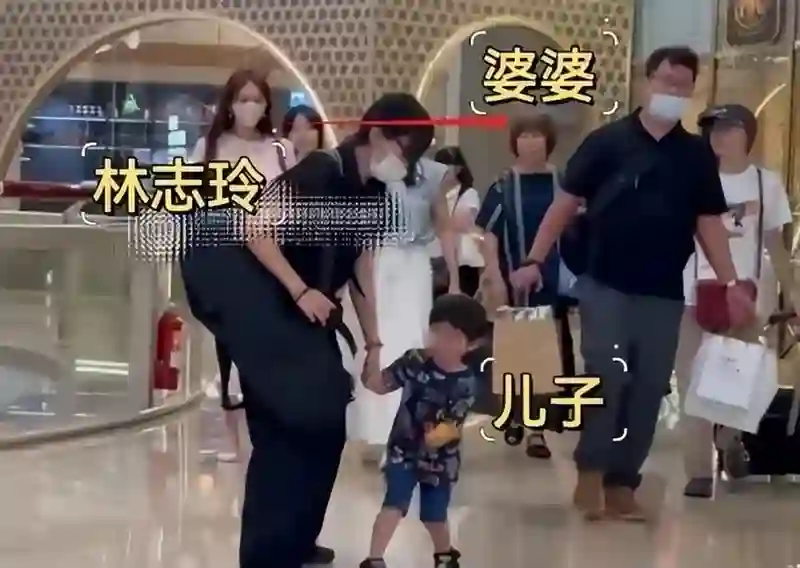 51岁林志玲新加坡带娃，双腿细长背影很少女，小12岁老公像流浪汉