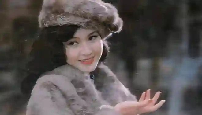 她37岁抛夫弃女，只为嫁给屠洪刚，仅8年就被抛弃，如今后悔吗？