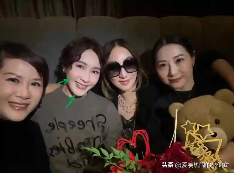 53岁黎姿赏樱，同行美女如云，医美与自然老去差距显著