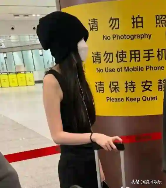 18岁李嫣近照曝光，兔唇痕迹消失不见，美出高度，不愧是王菲女儿