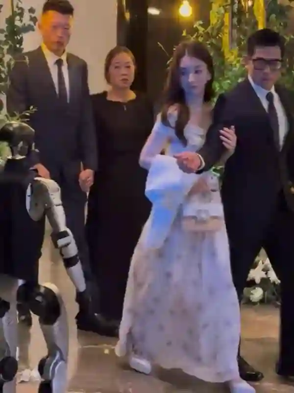 郭富城携方媛赴豪门婚宴！天王热聊全场，娇妻独坐玩手机太心疼！