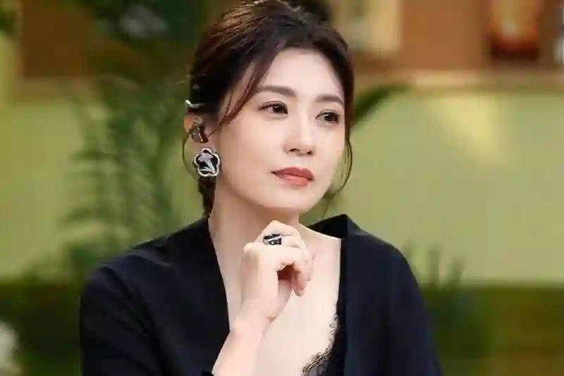 直到看见“焦头烂额”的宗馥莉，我才明白贾静雯的做法有多明智
