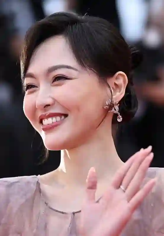 中国女星戛纳巅峰对决：她穿成东方名伶扛住生图，而她一改面相清纯变凌厉……