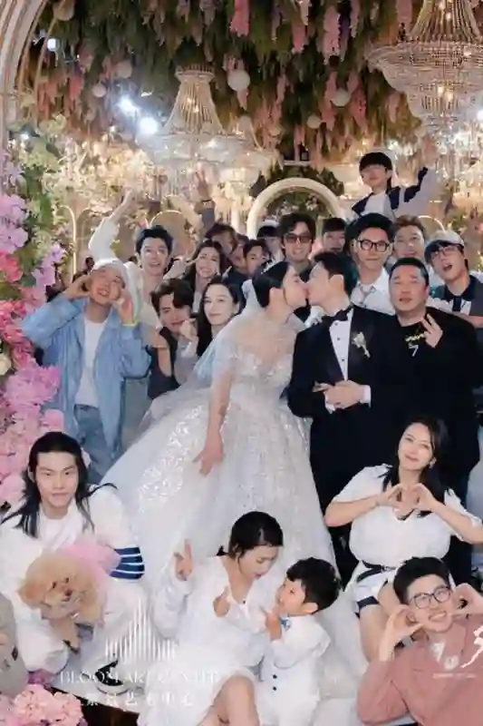 张檬产后35天参加婚礼，哺乳期没化妆，儿子交给俩护士照顾很省心