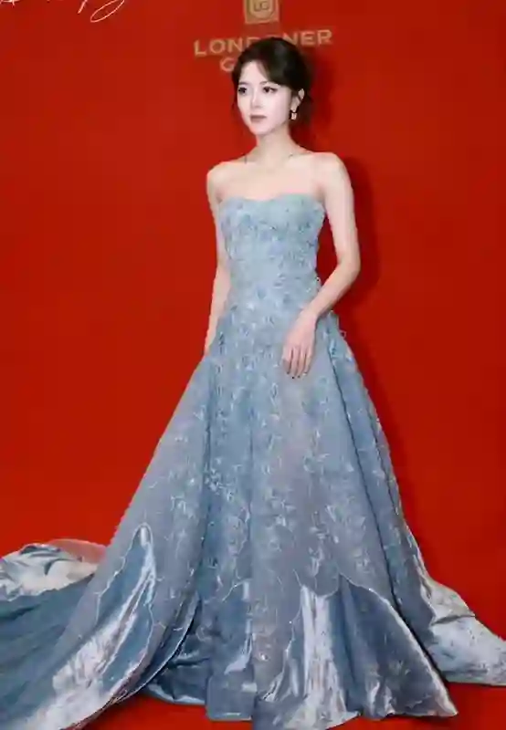 澳门这一晚，被“全裹”出镜的杨幂惊艳，没穿暴露礼服却秒杀全场