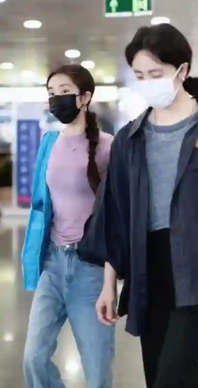 黄多多回国生图曝光！比孙莉矮半个头却美上热搜，口罩也难挡气质