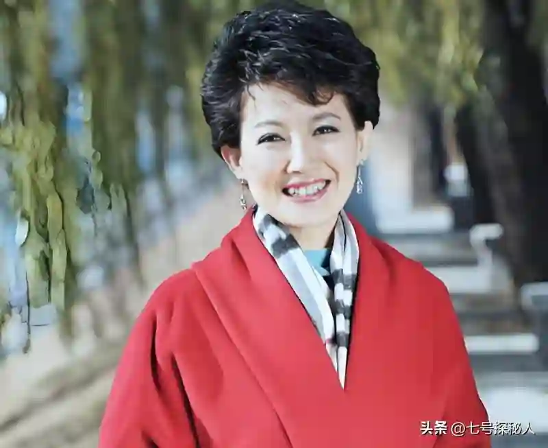 至今未嫁的4位央视女主持，个个情史干净，最大52岁最小35岁