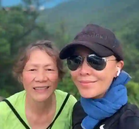 59岁金像影后刘嘉玲晒全家福，侄子大概率继承10亿财产