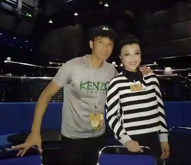 刘晓庆和经纪人一起合影，俩人看起来像母子，网友：比她男友帅