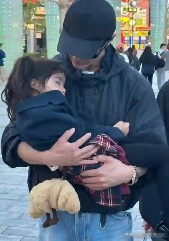 姜潮一家去环球影城，麦迪娜又瘦又高不像二孩妈，3岁女儿成团宠