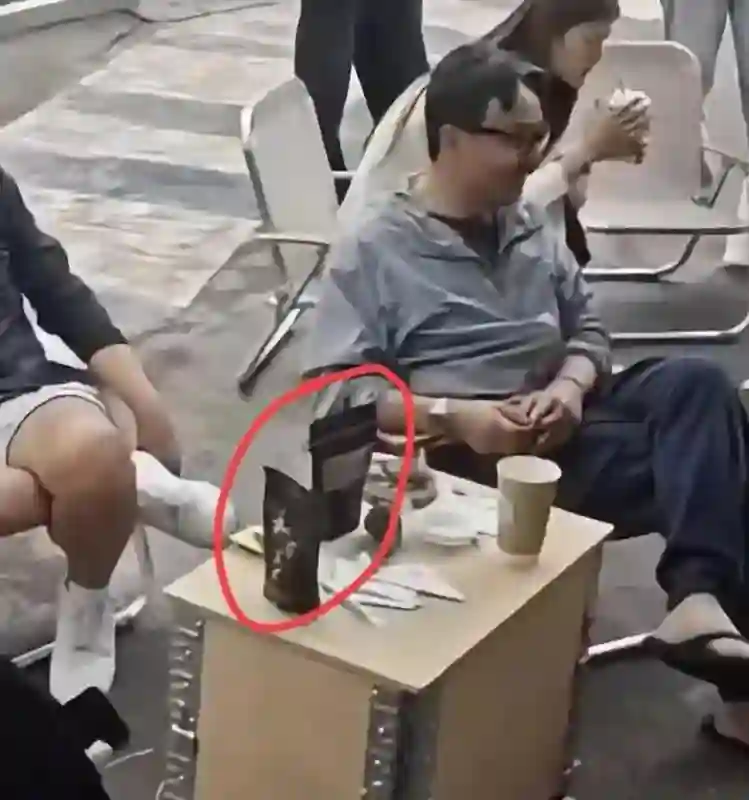 51岁汪涵在长沙街头喝咖啡，穿人字拖爱嚼槟榔，身上老人味明显