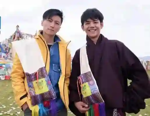 泸定桥偶遇谢霆锋和丁真！拍摄新节目，看不出谢霆锋比丁真大21岁
