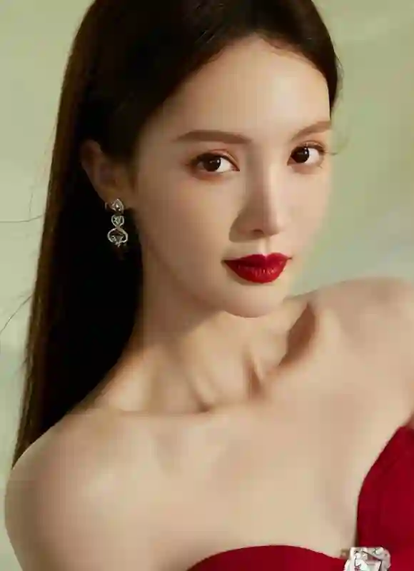 金晨颜值大变，模样引发热议，之前状态一落千丈！