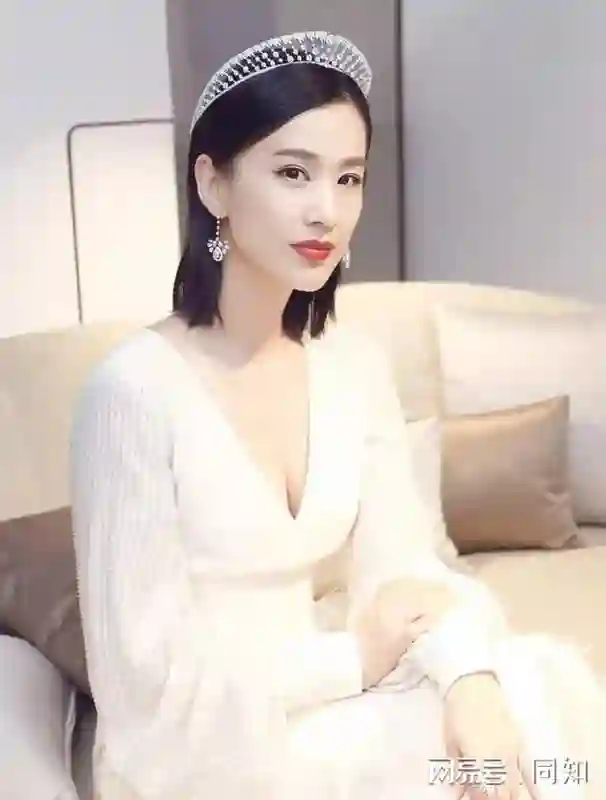 “白月光”黄圣依：下跪赵本山，甩掉杨子，如今醒悟，42岁不算晚