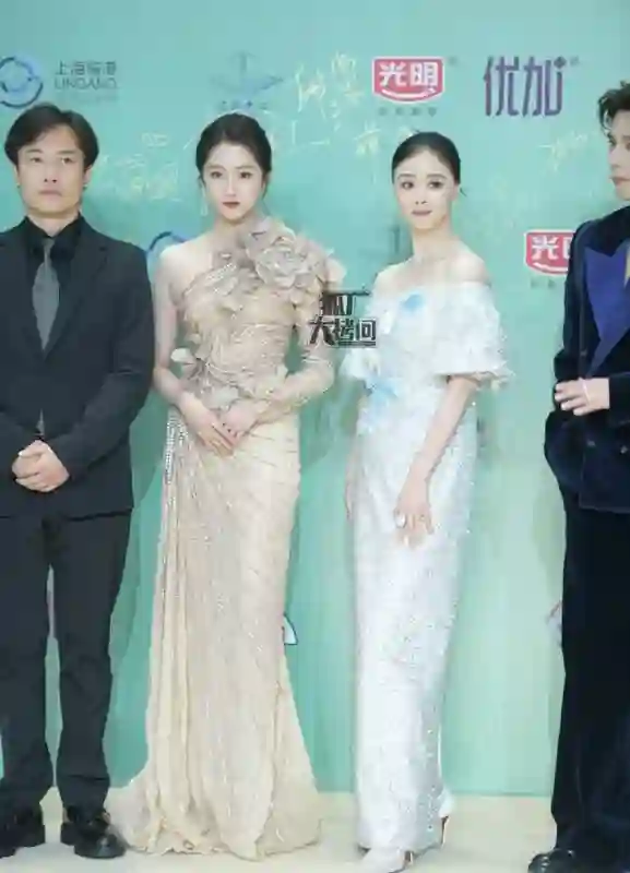 关晓彤鹿晗“没分手”？关晓彤白玉兰出风头，鹿晗非主流如权志龙