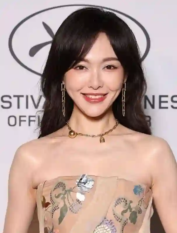 42岁唐嫣戛纳生图来了！苹果肌下垂眼神涣散，新剧扑街影响状态