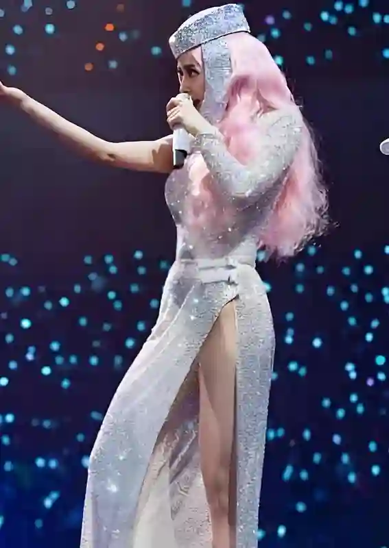 明星演唱会内卷严重，歌手着装新奇特花样百出，谁能卷得过蔡依林