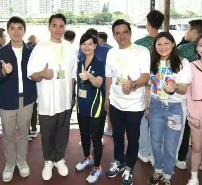 奚梦瑶何猷君带娃过六一！全家打扮低调游港迪，6岁儿子身高优越