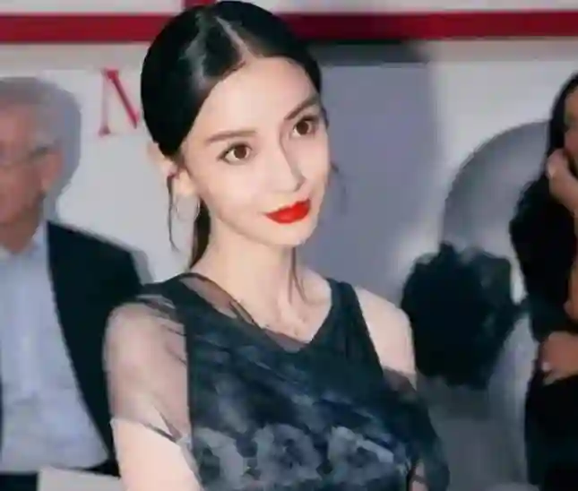 落毛普思不如鸡！否认靠黄晓明“红”的杨颖，离婚后“混”成这样