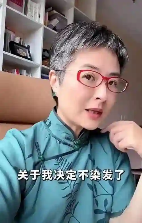 她曾是央视一枝花，低调嫁大18岁李铁为妻，如今52岁已满头白发