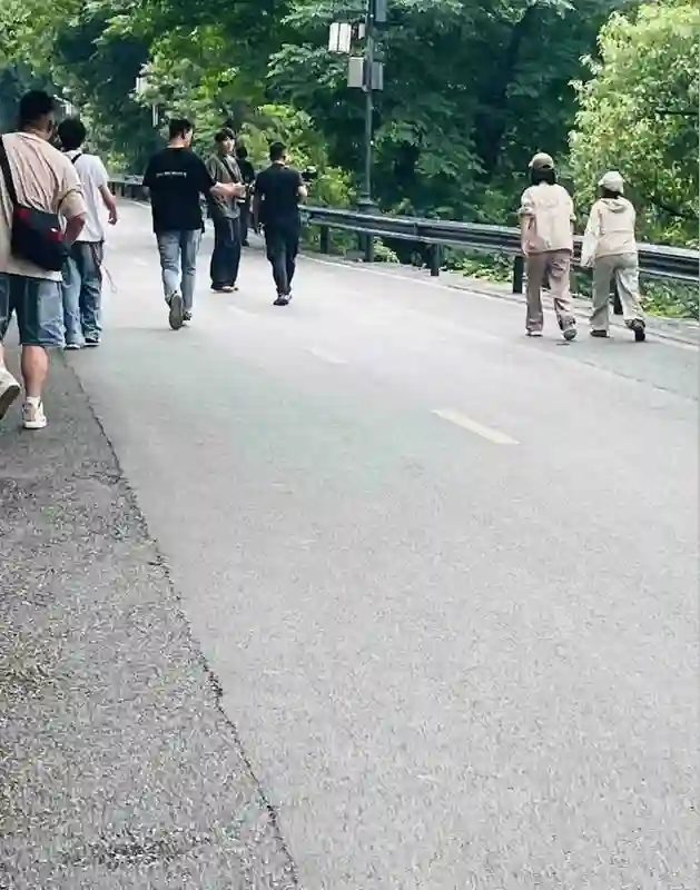 谢娜精力真旺盛，两天飞两地赶录节目，一口气爬200米山坡真厉害