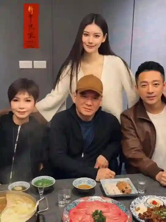 马筱梅爸妈真实身份被扒，梅妈以前卖早餐，年轻时候的照片曝光