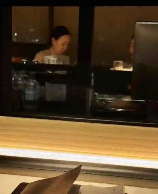 57岁那英在伦敦过521，与老公孟桐手牵手约会，老夫老妻超恩爱