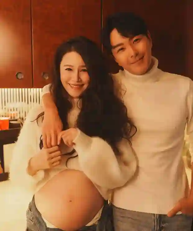 萧正楠黄翠如晒照庆儿子满月，一家三口甜蜜满屏