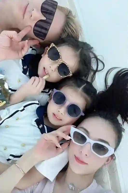 郭富城携全家看赛马，方媛小腹凸起很明显，网友：起码三四个月了