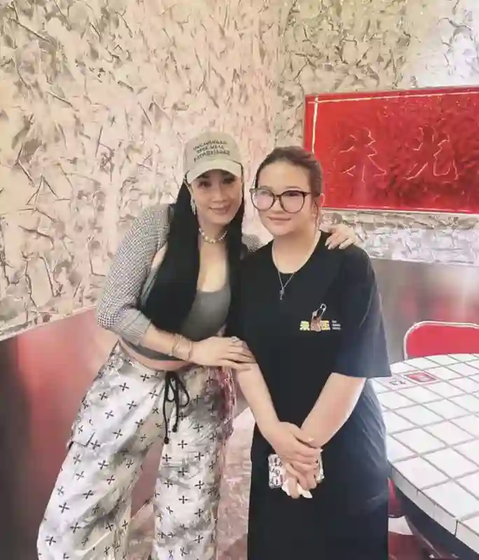 54岁钟丽缇广州聚餐，大口啃肉，身材丰满状态佳