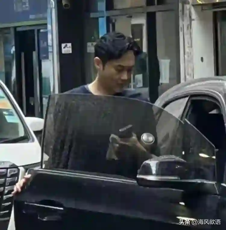 张智霖独自驾豪车买水被偶遇，54岁生图曝光：这状态确定没开美颜