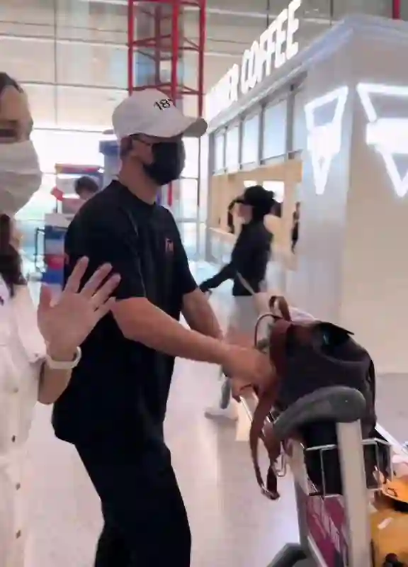 40岁卢靖姗穿孕妇装现身机场，韩庚全程保护爱妻，儿女双全真幸福