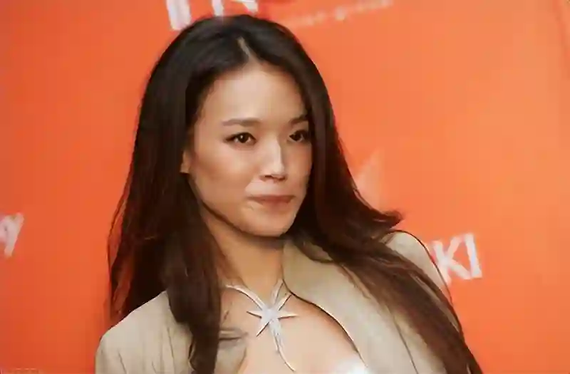 蔡澜去世才7天，恶心一幕出现！舒淇费力“穿上的衣服”又被扒下
