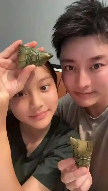 贾乃亮甜馨端午合体炫粽！父女复制粘贴脸，12岁甜馨素颜美翻