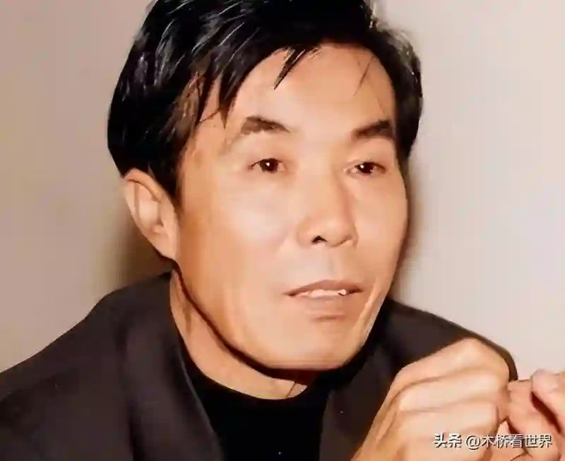 76岁何庆魁被儿子直播“背刺”：他嫖不动了，每个月给1万块够花