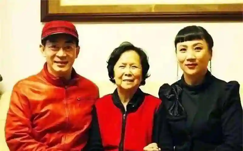 六小龄童为34岁女儿婚事发愁，女儿颜值曝光，才发现为啥没人敢追