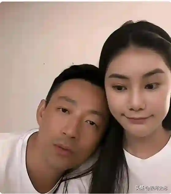 汪小菲信守承诺带娃玩，小玥儿露正脸了，太像大S，S妈又沉默了
