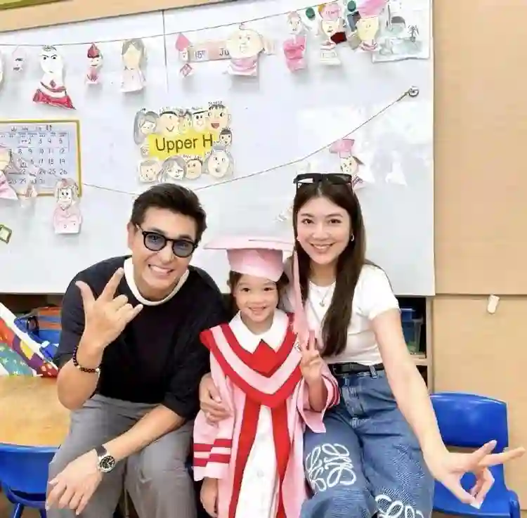 TVB视帝女儿幼儿园毕业，大方晒三口合照，小家伙像妈！