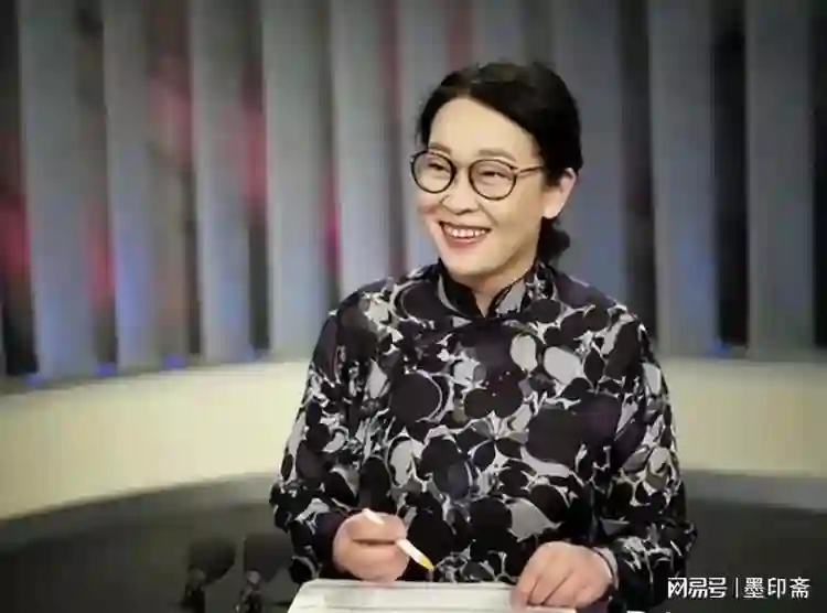 至今大龄未婚的12位主持人，个个才华横溢红极一时，哪位最可惜