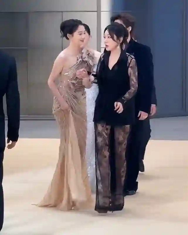 闫妮的腿、钟楚曦的身段、宋佳的发际线，这届白玉兰奖看点真不少