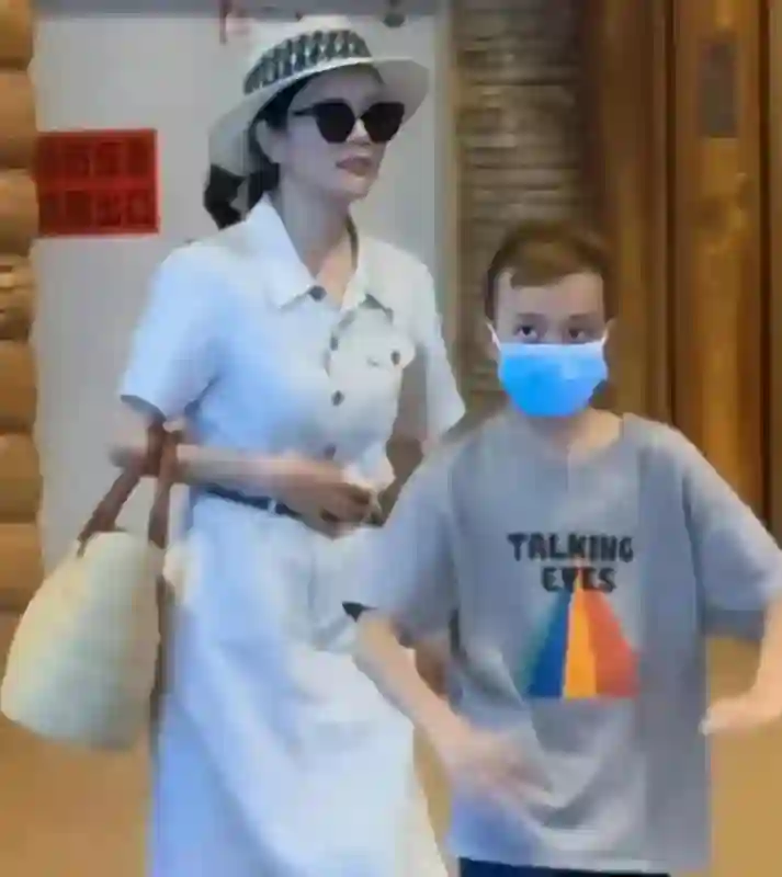 51岁汪涵在长沙街头喝咖啡，穿人字拖爱嚼槟榔，身上老人味明显