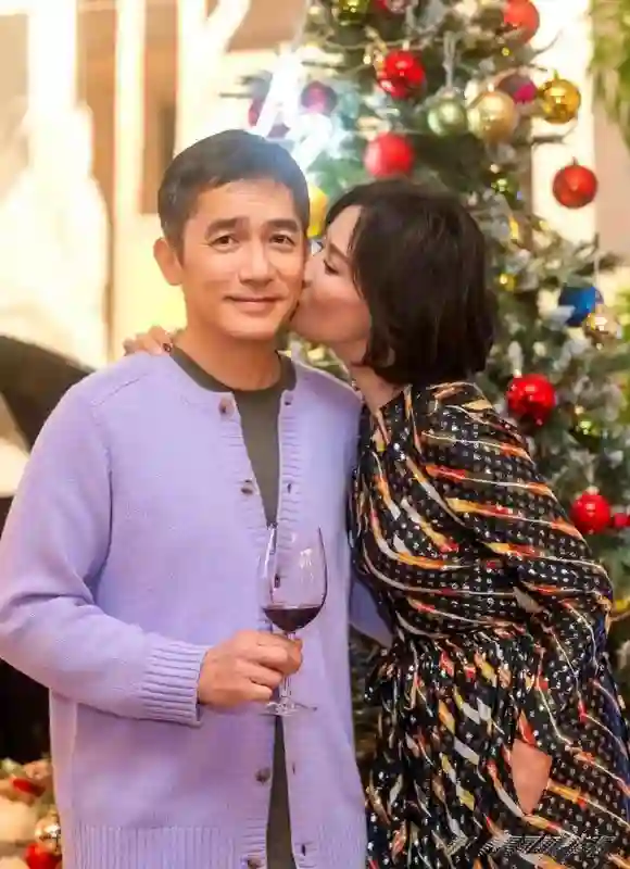 梁朝伟刘嘉玲泰国度假，两人结婚多年恩爱如初，刘嘉玲美腿抢镜