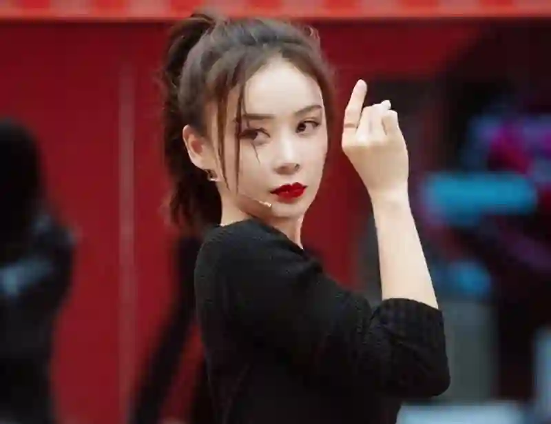 袁姗姗不演戏似“消失”？于正为她铺新路，这是要换道超车？