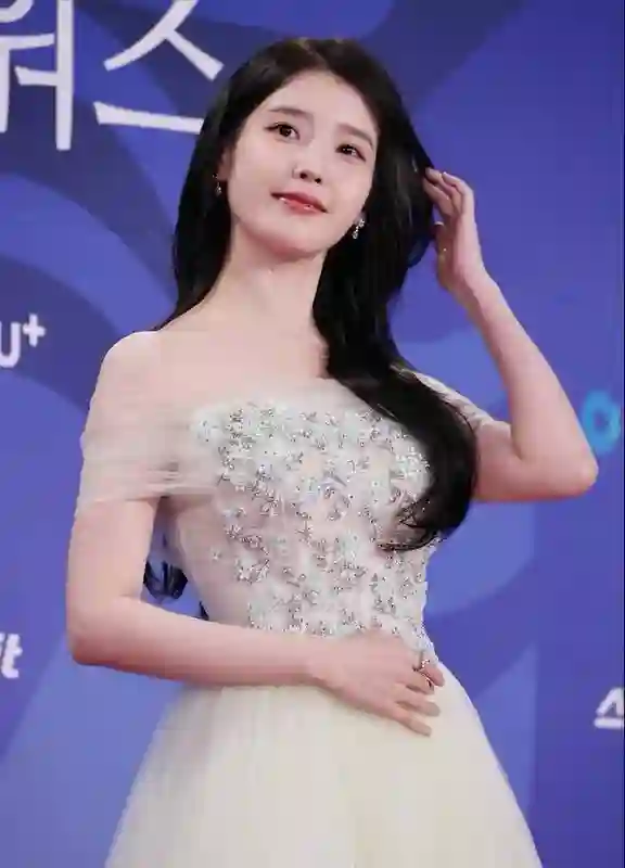 韩国青龙奖：IU拿视后美如初恋，李惠利变黑魔女，朴宝剑帅回巅峰
