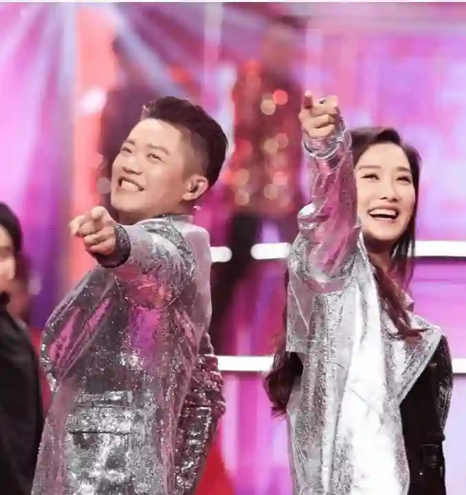 普思传奇玲花在演唱会上深鞠躬道歉，无一人退票，曾毅偷偷抹眼泪